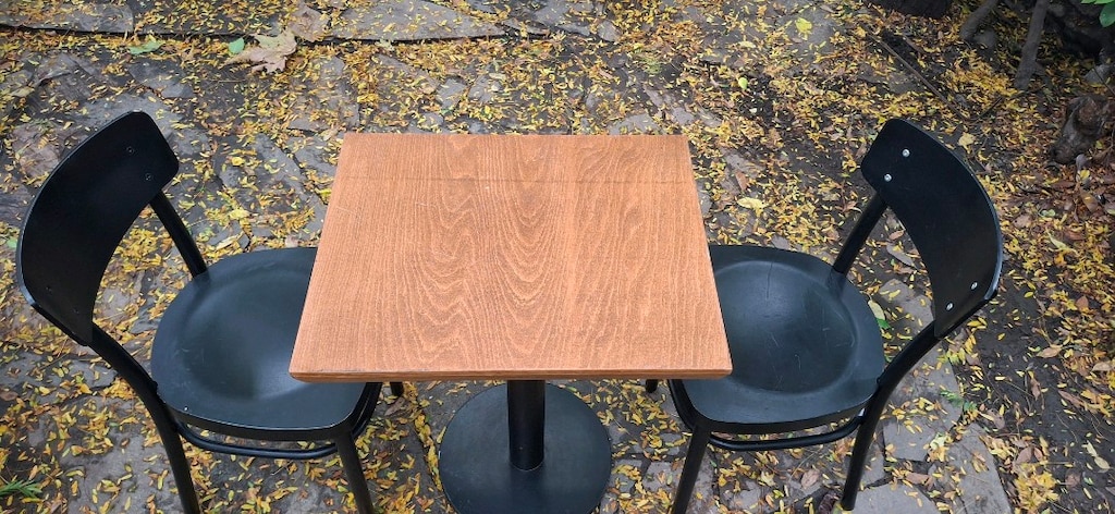 Ahşap Desenli Bistro Masa ve Siyah Sandalyeler - 3