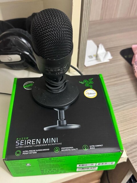RAZER* SEIREN MINI ULTRA-COMPACT CONDENSER MICROPHONE