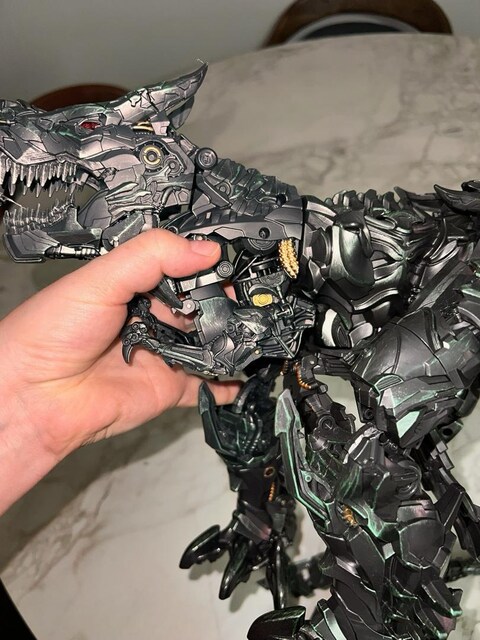 Transformers film serisinden esinlenen Grimlock aksiyon figürünü
