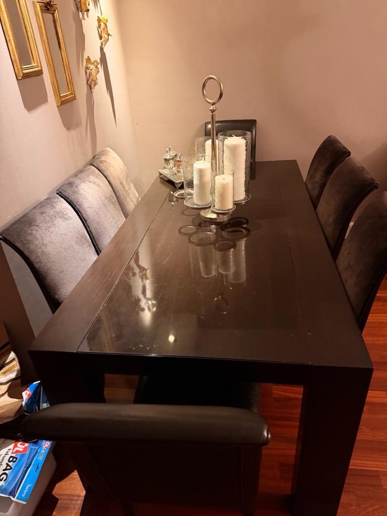 8 sandalyeli Kahverengi Yemek takımı çizikleri var - 5
