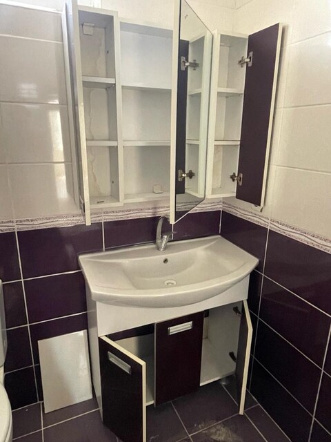 banyo dolabı klozeti ve duşa kabini