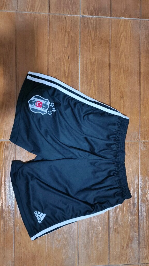 Adidas Beşiktaş likralı şort..İpsiz...Ayrıca üst formaları da var