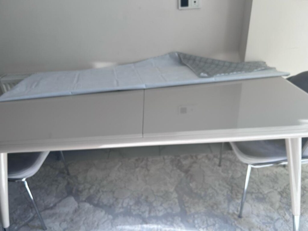 6 kişilik yemek masası yanında 2 tane sandelyesi var - 4