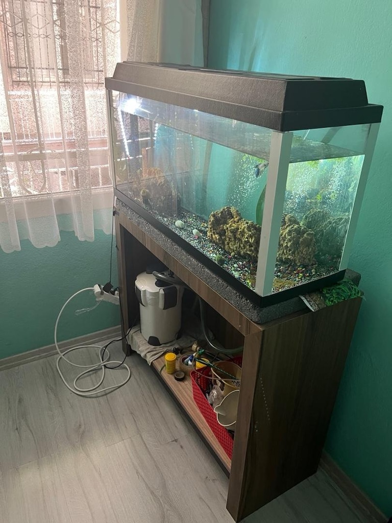 190 Litre (Yaklaşık) Akvaryum + Sehpa + Ekipmanlar