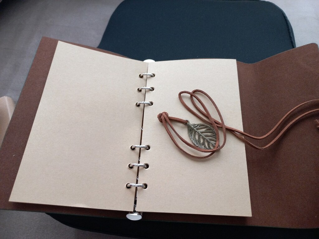 Yeşil Deri Kapaklı Yaprak Desenli Defter - 5