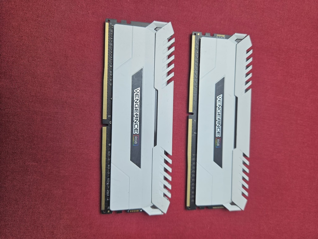 Corsair Vengeance RGB White 16GB (2x8GB) 3200MHz CL16 DDR4 RAM Seti - 2