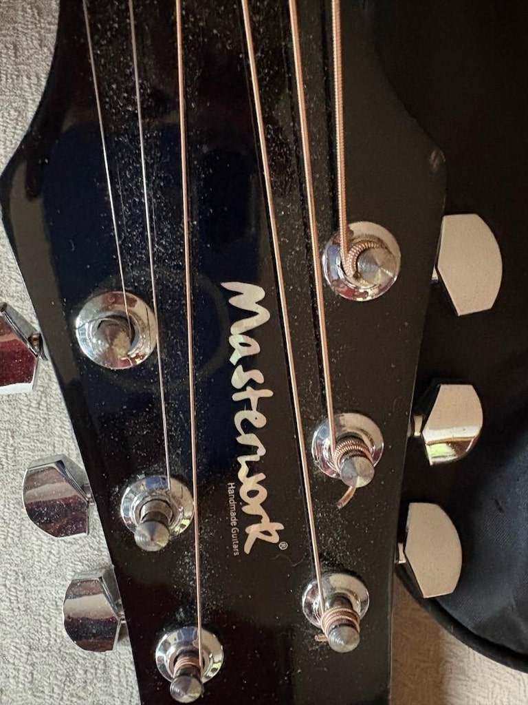 Masterwork Siyah Akustik Gitar – Kılıflı, Sorunsuz - 11