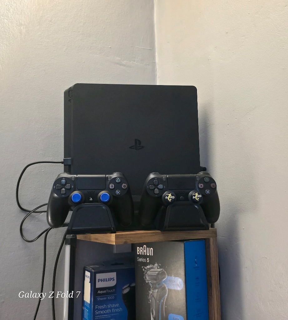 PlayStation 4 slim kırık 1 TB 2 adet kol 1 tanesi orijinal
