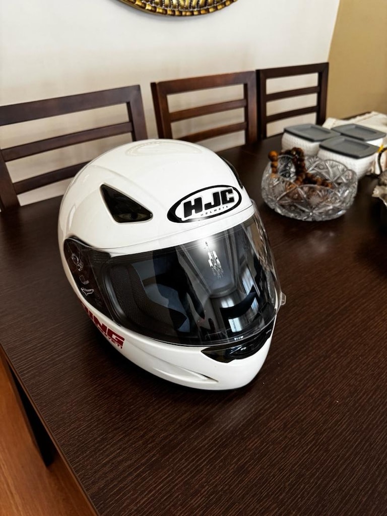 HJC MOTOR KASKI TERTEMİZ SIFIRA YAKIN 1-2 KEZ KULLANILMIŞ