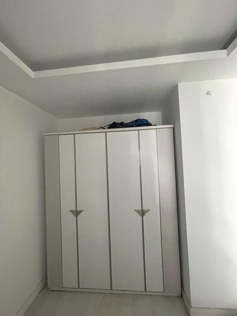 Beyaz 4 Kapılı Gardırop – Temiz Durumda, Acil Satılık