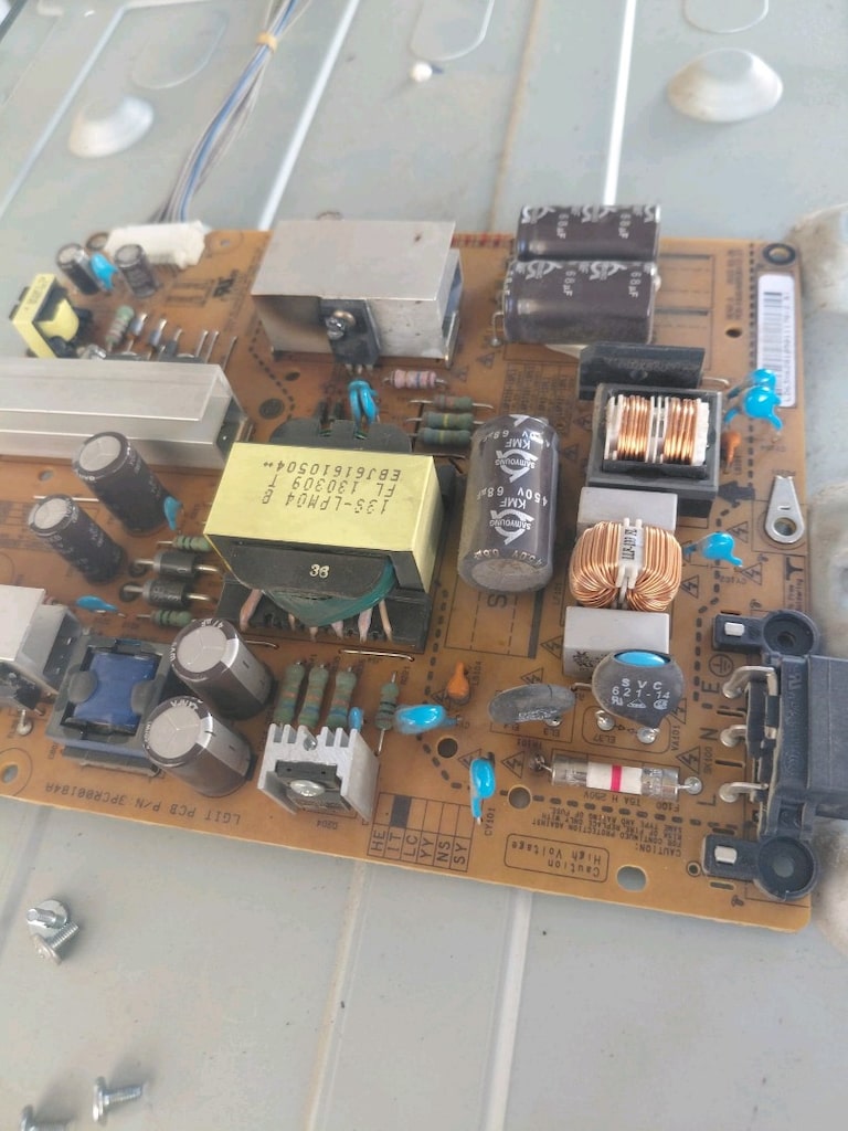 LG42 inc smart tv arızalı ,+ sehpa ile birlikte 5000 tl,(kartı yanmış) - 8