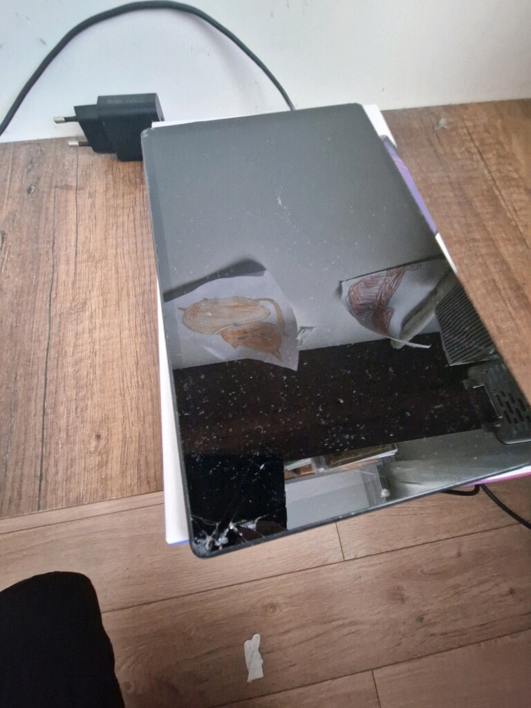 lenovo m10 fhd plus ekran ve arka kapakta çatlaklar var ama sorunsuz - 3