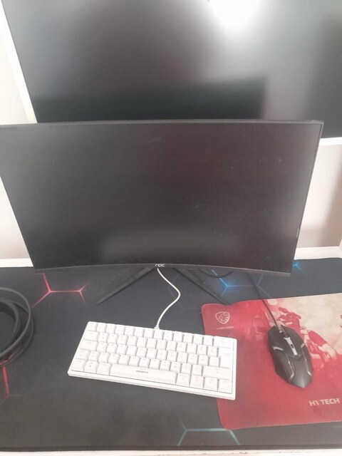 Masa Üstü Bilgisayar ( kendi klavye ve mouse vardır )