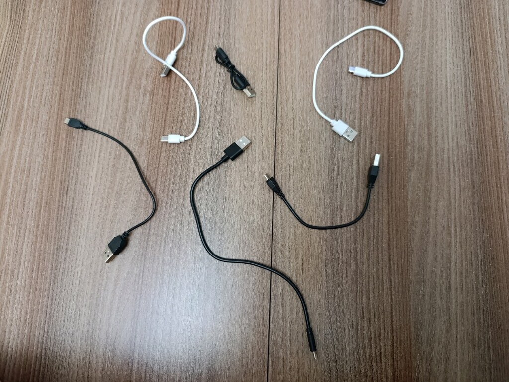 eski telefon şarj aleti ve USB kablosu - 5