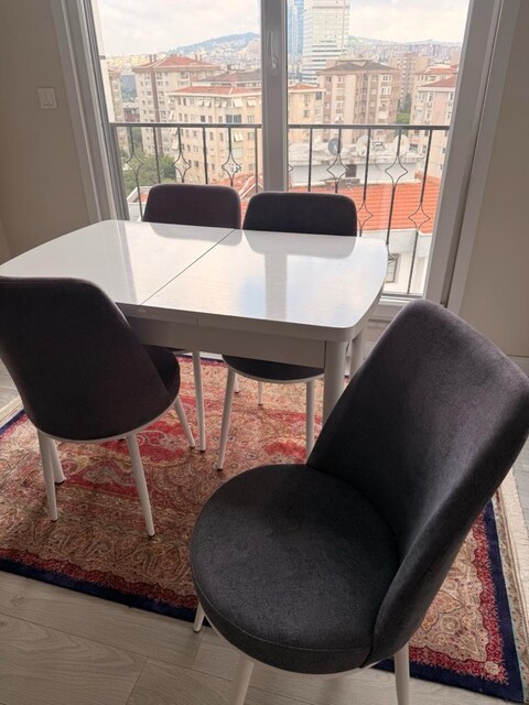 4 Kişilik Açılır Yemek Masası + 4 Sandalye – Çok Temiz, Yeni Gibi