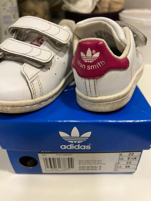 900 TL ye Adidas çocuk ayakkabı 22 numara Stan Smith