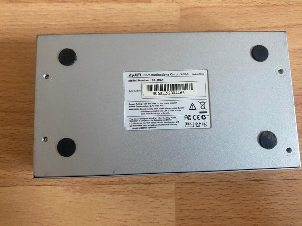 Zyxel desktop Ethernet switch 10/100mhps - 3