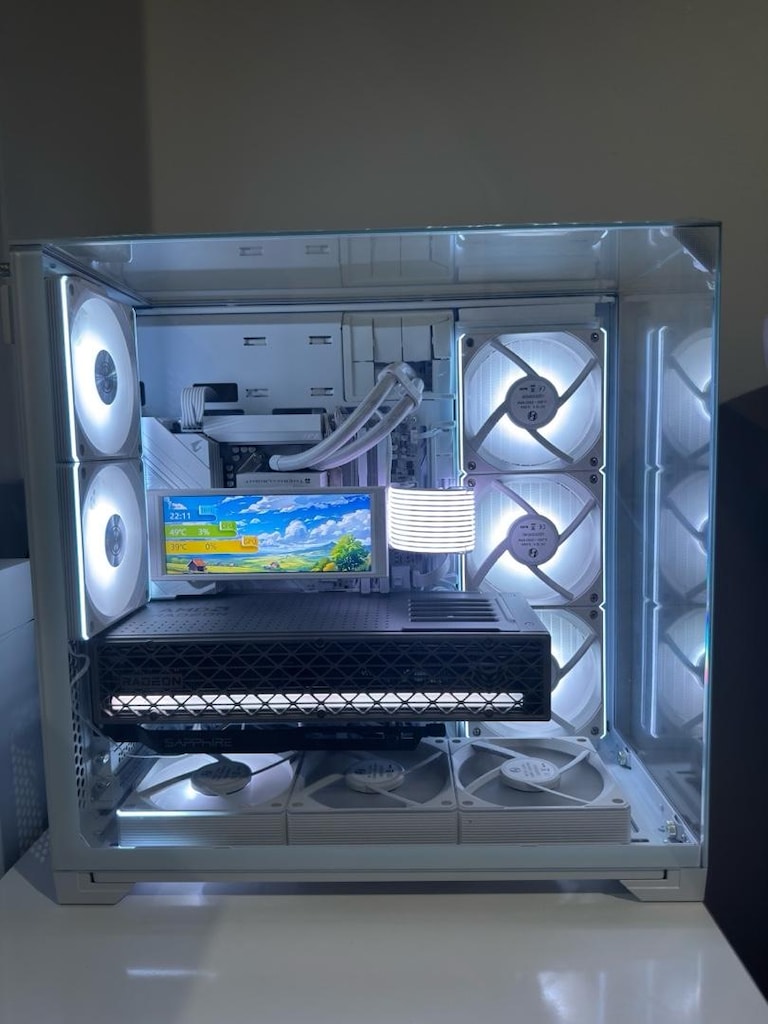 AMD RYZEN 7 7800X3D-AMD RX 9070 XT-32GB RAM-2 TB SSD 15 AY GARANTİLİ