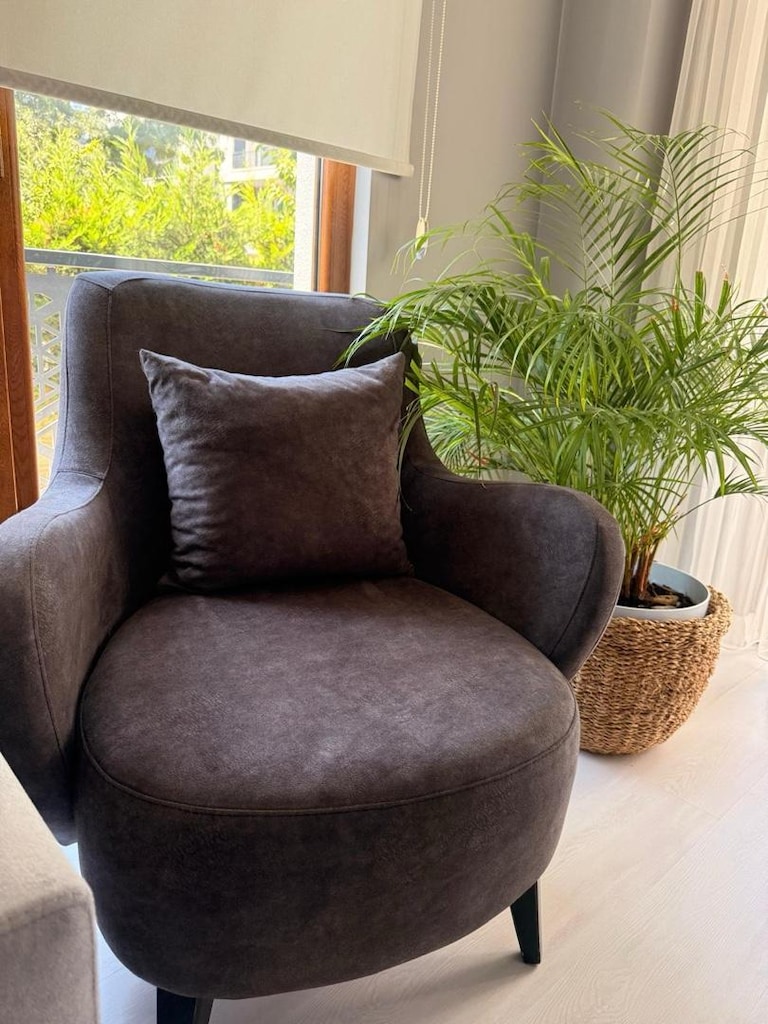 1 Gri yataklı köşe takımı + 1 Tekli Koltuk+ 1 Puf+ 2 ara sehpa tay tüy - 2