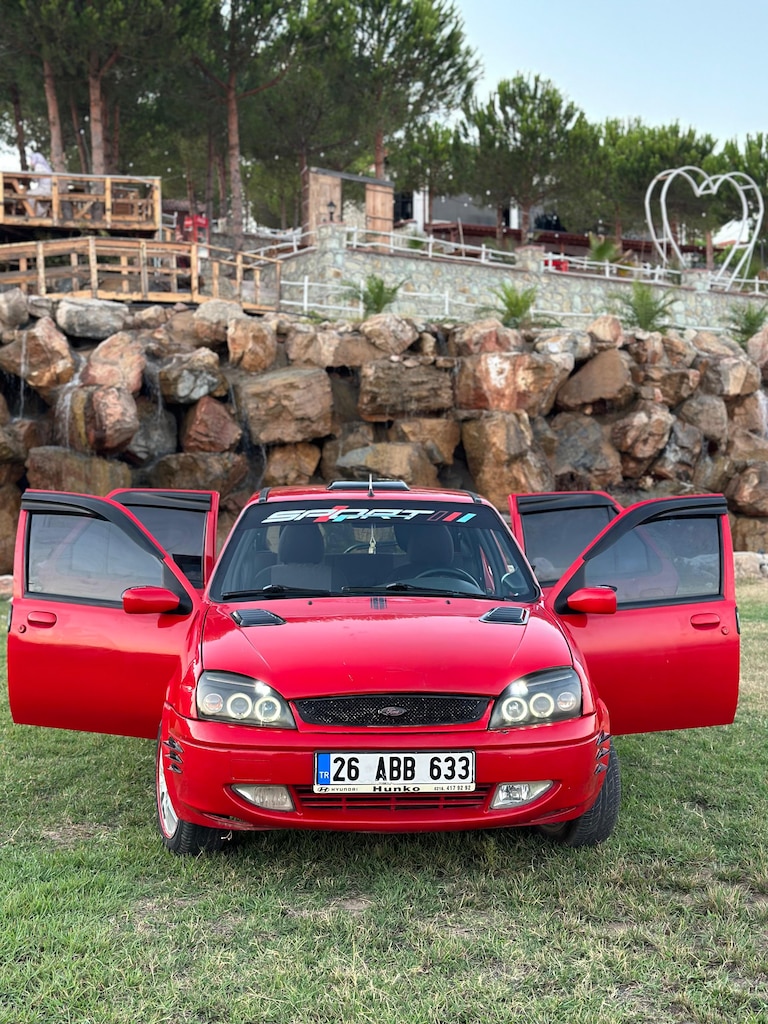 Bakımlı Ford Fiesta 2000 Model - 2