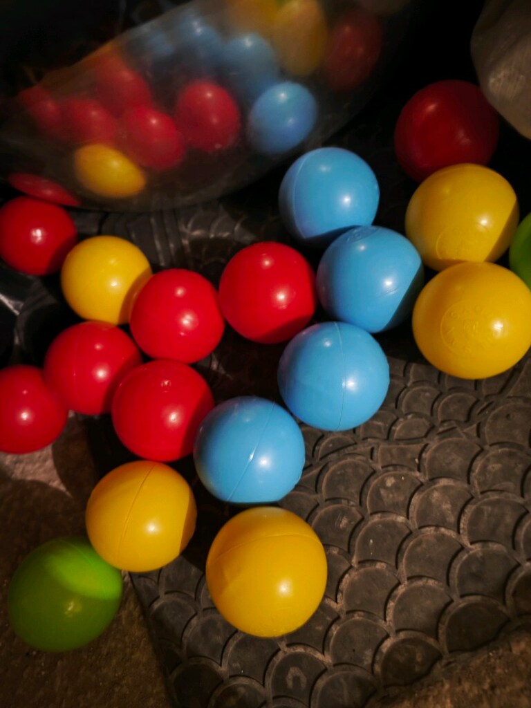 100'e yakın plastik küçük top