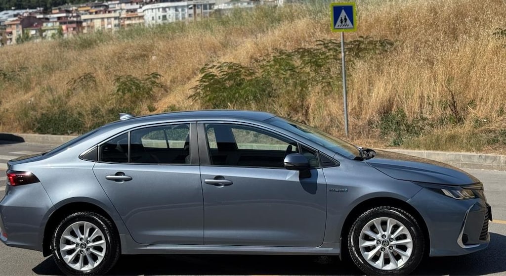 TOYATA COROLA 1.8 hibrit (64.000 km ) - 3
