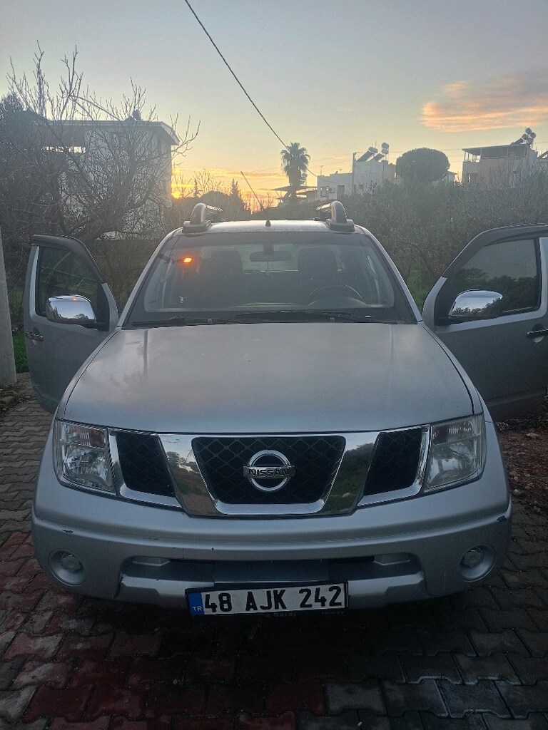 NiSSAN NAVARA D40 - 5