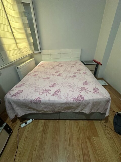 çift kişilik yatak baza başlık. fotoğraftaki bütün ürünlerin hepsi