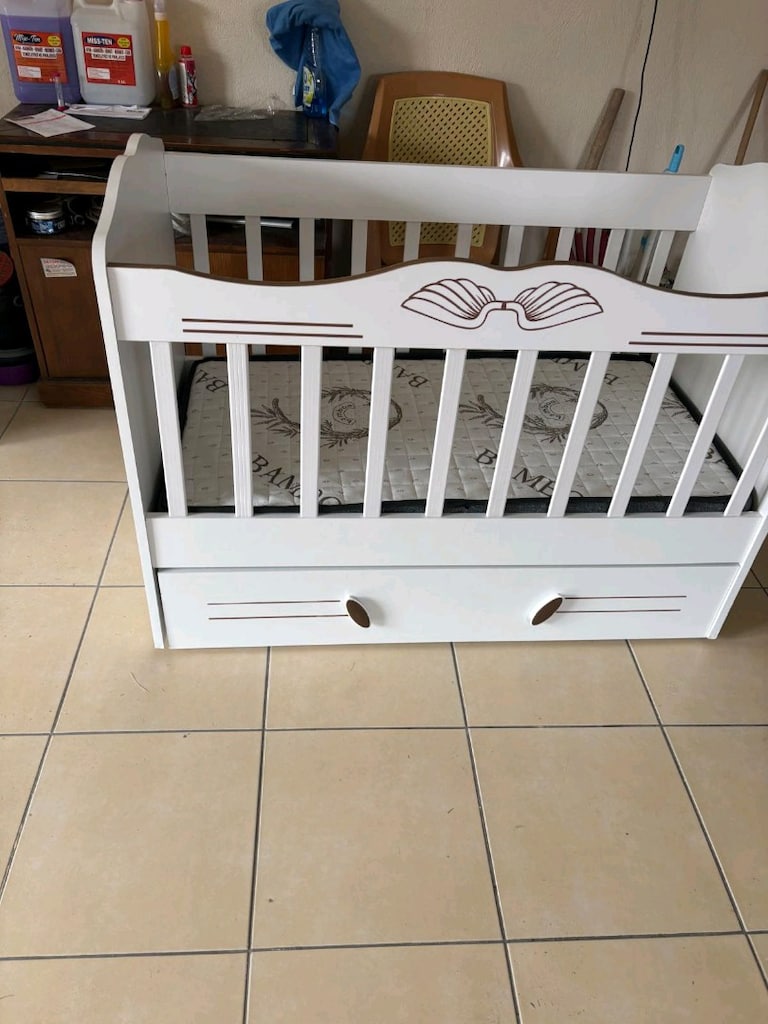Beyaz Ahşap Bebek Beşiği - 5