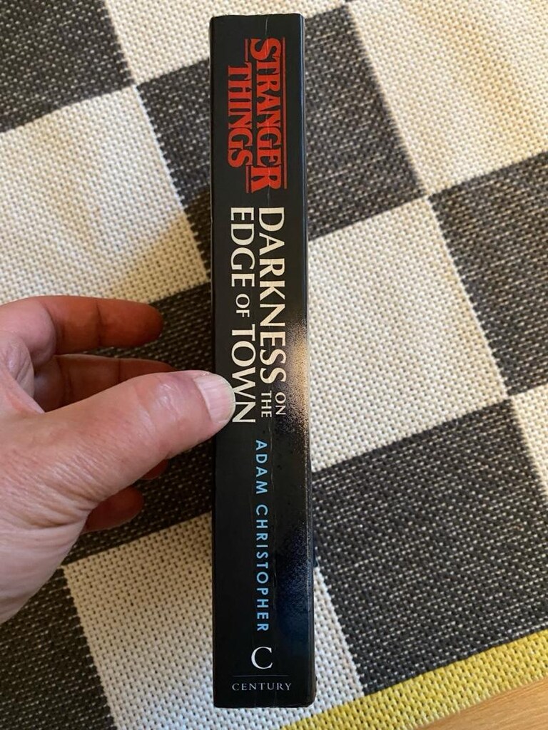Stranger Things: Darkness on the Edge of Town / Adam Christopher - 3