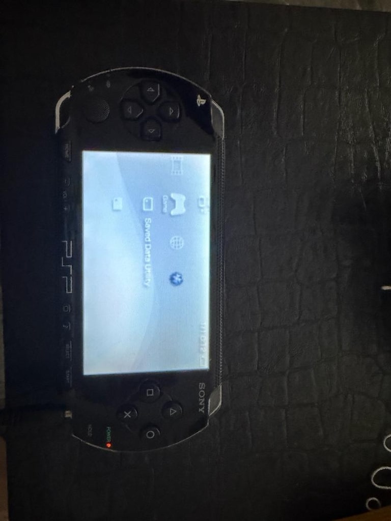 Sony PSP + 3 Orijinal Oyun + Orijinal Şarj Aleti | Temiz - 3