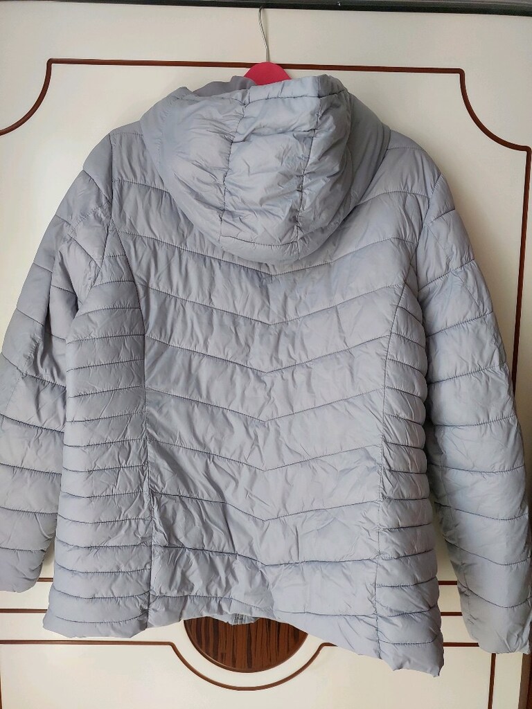 acık qri renk mont. 3 defa giyilmiş. fiyat 500 tl - 2