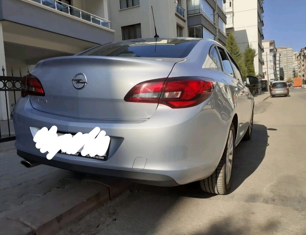 Opel Astra J Sedan - 4
