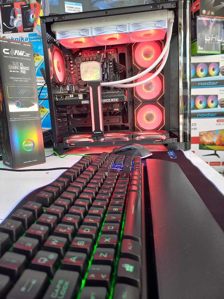 NOKTA HATASIZ!!! RAMPAGE İ5 12 NESİL 32 GB RAM RTX 5060 165 HZ - 17