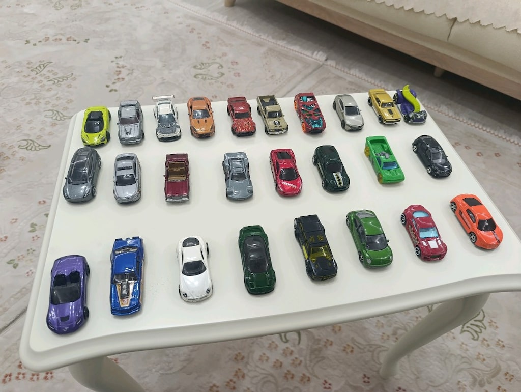 oyuncak araba 26 tane araba var 15 hot wheel 6 matchbox 5 normal araba - 2