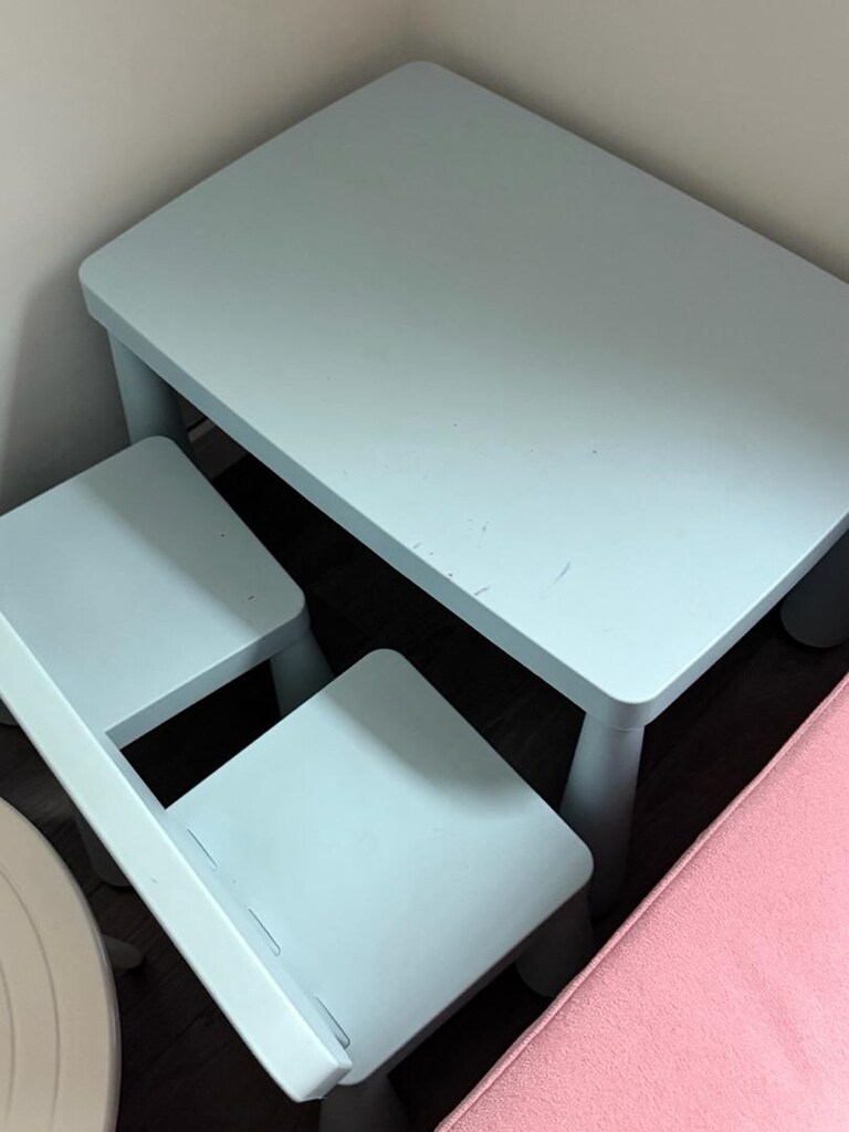 ikea mammut çocuk masası ve iki sandalye - 2