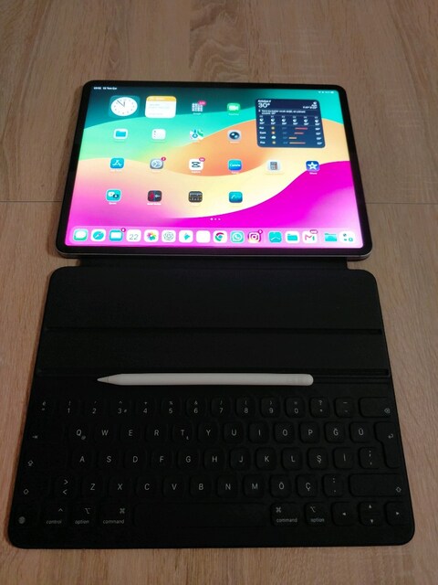 iPad Pro 6. Nesil 12.9 inç 128 GB sim kartlı+ Kalem+ Klavye+Garantili