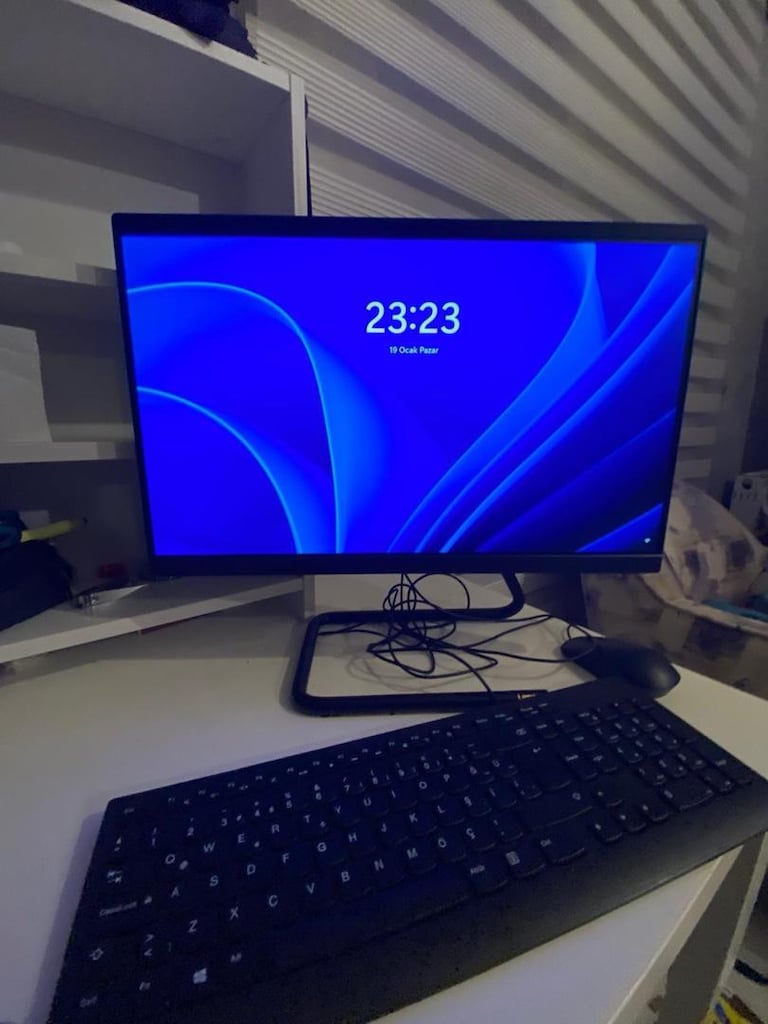 LENOVA masa üstü bilgisayar