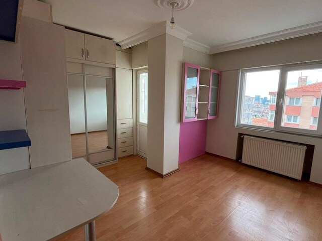 Köşe dolabı ve masa