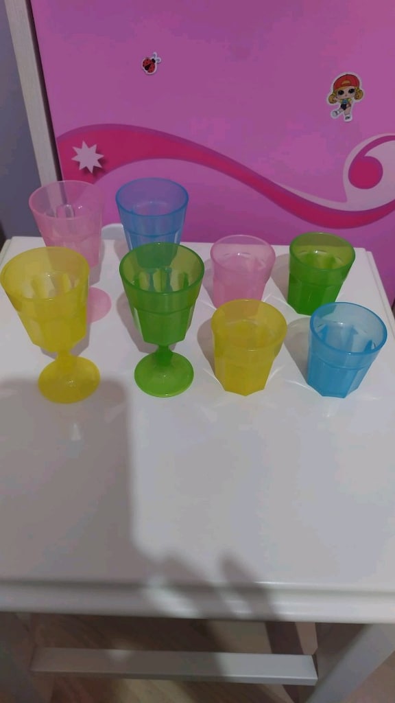 IKEA NIN OYUNCAK RENKLİ BARDAKLARI