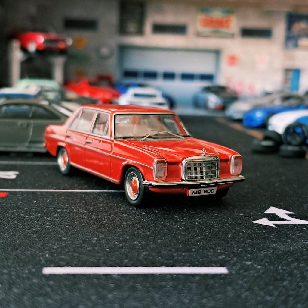 Mercedes Benz 200 W114 maxwell 1/64 diecast - 2