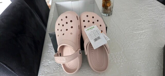 CROCS TERLİK HİÇ GİYİLMEDİ ETİKETİ ÜSTÜNDE.