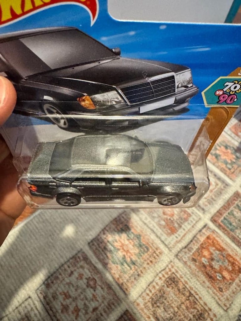 Hot Wheels Mercedes-Benz 500 E - 4
