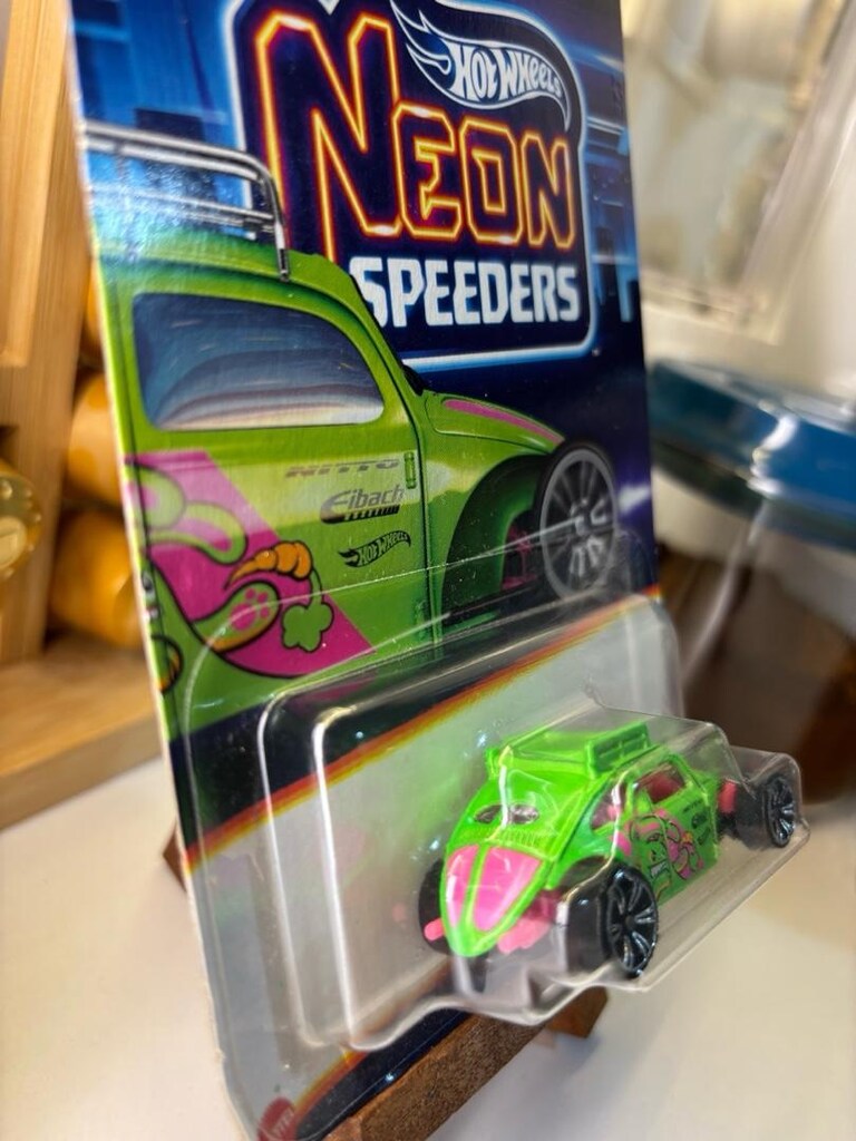Hot Wheels 2024 Custom Volkswagen Beetle Neon Speeders - 3