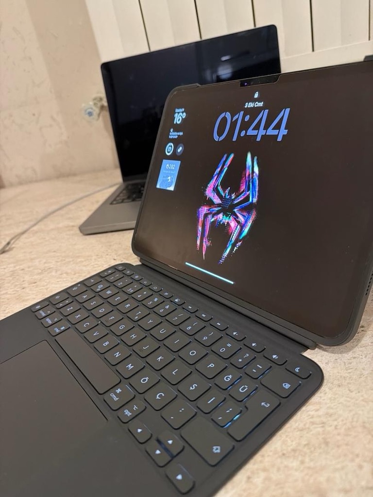 Logitech Combo Touch Ipad M4 11’ klavyeli kılıf