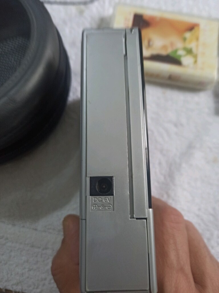Sanyo M-G12 Walkman - 8