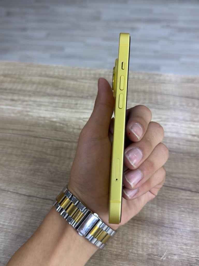 SARI GÜNEŞ IŞIĞINDAN FARKSIZ IPHONE 14 - 4