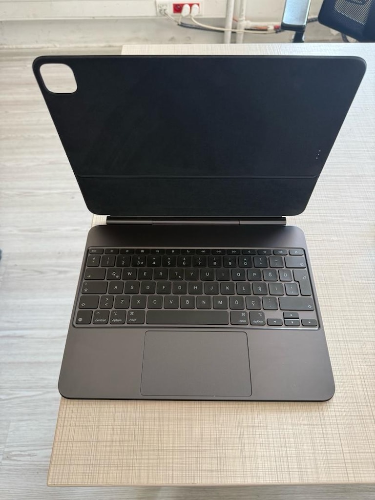 Apple MagicKeyboard 13" ipad pro m4 m5 uyumlu
