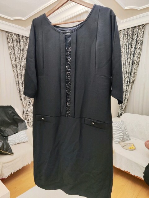 siyah pul detaylı elbise