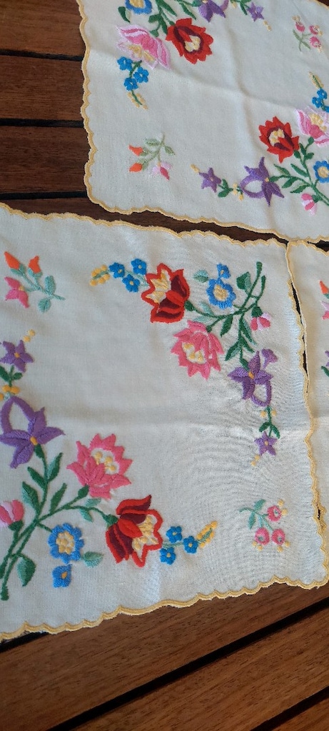 ANTIKA SARI KETEN ÜZERİ MACAR NAKIŞI KIRMIZI BIBERLI ÖRTÜ 26/26CM - 5